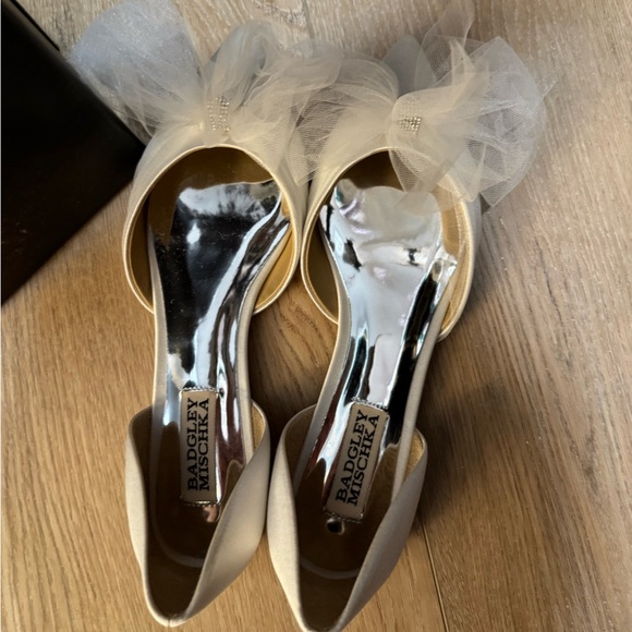 Badgley Mischka Women's White Flats with Bow - Picture 2 of 4